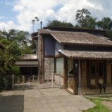 Bonita e estilosa casa com sala 2 ambientes, 3 suítes, piscina no condomínio Alpha 1