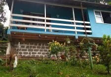 Casa tipo triplex com 2 quartos + pequeno quarto no jirau no condomínio Portão Azul